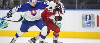 Na snímke zľava hokejista Šimon Groch (Slovensko) a Martin Ryšavý (Česko) počas zápasu A-skupiny Česko - Slovensko na majstrovstvách sveta hráčov do 20 rokov 9. augusta 2022 v Edmontone.