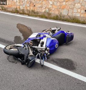 Motocykel po nehode. Riadil iba 23-ročný mladík.