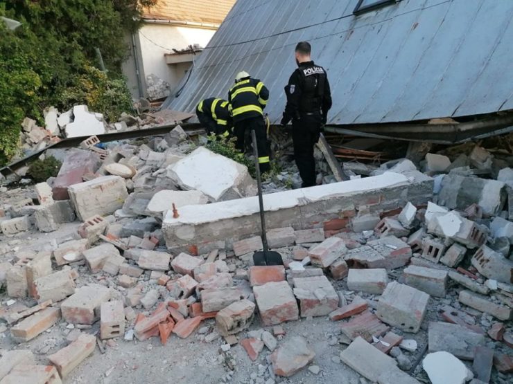 Záchranári na mieste výbuchu domu v trnavskej Modranke.