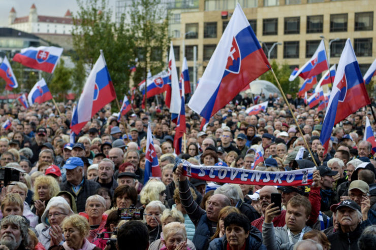 Účastníci protivládneho stretnutia občanov SR na Hodžovom námestí 20. septembra 2022 v Bratislave.