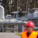 Na ilustračnej snímke potrubné systémy a uzatváracie zariadenia v prijímacej stanici plynovodu Nord Stream 1 v Baltskom mori.