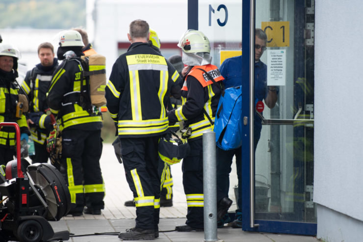 Hasiči vychádzajú zo budovy školy po úniku plynu v meste Idstein.