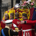 Britský kráľ Karol III. salutuje pred rakvou svojej zosnulej matky, britskej kráľovnej Alžbety II.