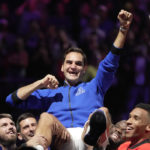 Švajčiarskeho tenistu Rogera Federera dvíhajú nad hlavu kolegovia z Tímu Európa po zápase štvorhry, v ktorej po boku Španiela Rafaela Nadala nastúpili proti americkému deblovému páru Jack Sock, Frances Tiafoe z Tímu svet na Laver Cupe v Londýne v piatok 23. septembra 2022.