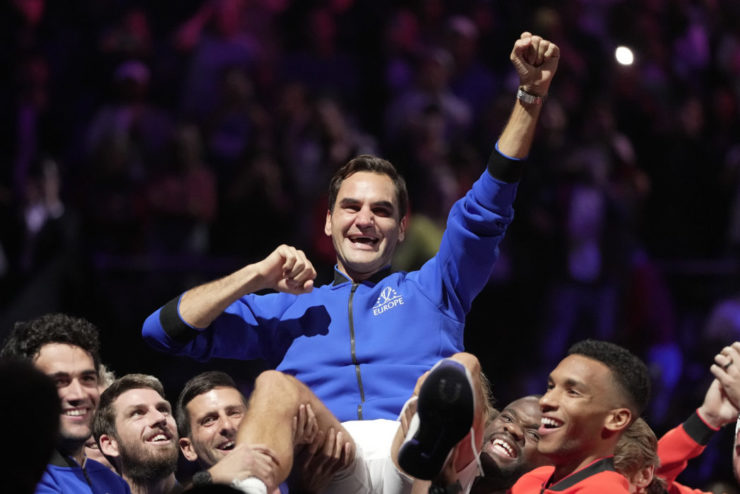 Švajčiarskeho tenistu Rogera Federera dvíhajú nad hlavu kolegovia z Tímu Európa po zápase štvorhry, v ktorej po boku Španiela Rafaela Nadala nastúpili proti americkému deblovému páru Jack Sock, Frances Tiafoe z Tímu svet na Laver Cupe v Londýne v piatok 23. septembra 2022.