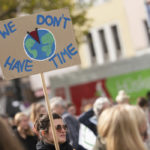 Klimatickí aktivisti z hnutia Piatky pre budúcnosť protestujú v Kolíne nad Rýnom 23. septembra 2022.