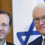 Sprava nemecký prezident Frank-Walter Steinmeier a izraelský prezident Jicchak Herzog po tlačovej konferencii v Berlíne 4. septembra 2022.
