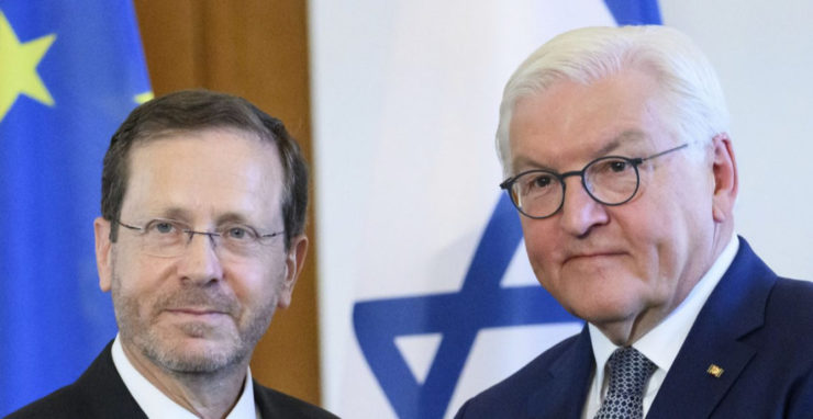 Sprava nemecký prezident Frank-Walter Steinmeier a izraelský prezident Jicchak Herzog po tlačovej konferencii v Berlíne 4. septembra 2022.