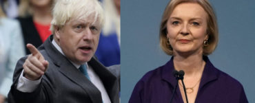 Na kombosnímke zľava Boris Johnson a Liz Trussová, ktorá ho nahradila nielen v premiérskom kresle, ale aj v pozícii líderky strany.
