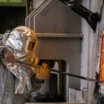 Na ilustračnej snímke pracovník pri výrobe hliníka.