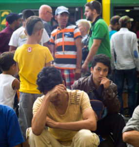 Na archívnej snímke migranti na železničnej stanici v Budapešti v roku 2015. Mnohí mali namierené do Nemecka. Priame železničné spojenie s Berlínom im však vtedy zrušili