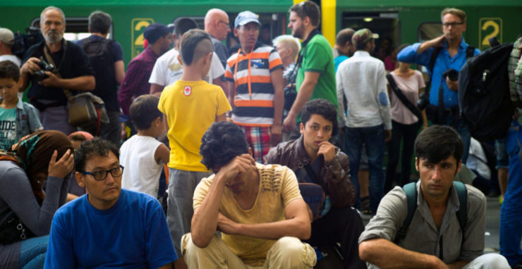 Na archívnej snímke migranti na železničnej stanici v Budapešti v roku 2015. Mnohí mali namierené do Nemecka. Priame železničné spojenie s Berlínom im však vtedy zrušili
