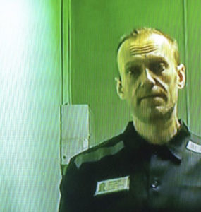 Ruský opozičný líder Alexej Navaľnyj na TV obrazovke počas videolinku z väznice na súde v meste Kovrov.