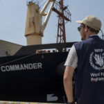 Pracovník Svetového potravinového programu OSN stojí pri lodi MV Brave Commander, ktorá prepravila obilie z ukrajinského čiernomorského prístavu Pivdennyj do prístavného mesta Džibuti v utorok 30. augusta 2022.