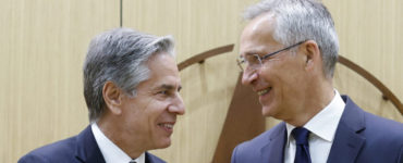 Zľava americký minister zahraničných vecí Antony Blinken a generálny tajomník NATO Jens Stoltenberg.