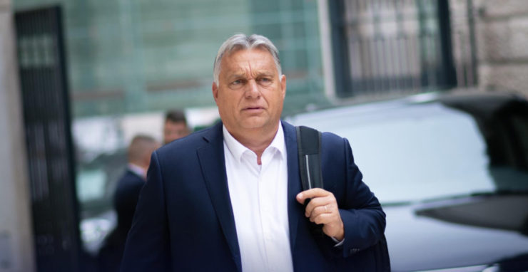 Viktor Orbán mieri na zasadnutie maďarskej vlády v sobotu 17. septembra.