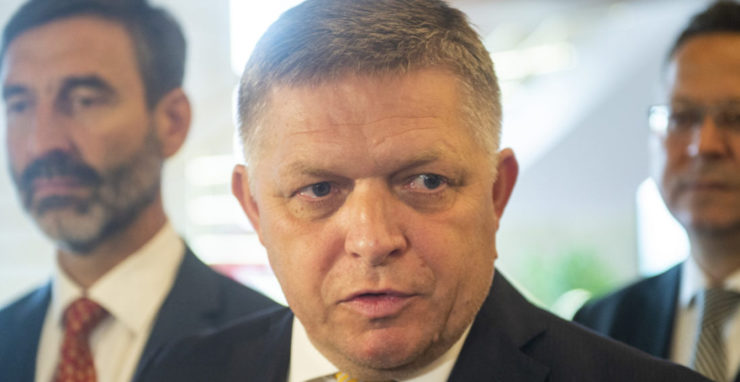 Zľava Juraj Blanár, Robert Fico, poslanci NR SR strany Smer-SD.