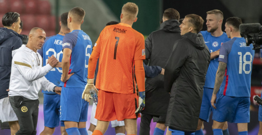 Druhý vľavo tréner slovenských futbalistov Francesco Calzona ďakuje hráčom po zápase 5. kola 3. skupiny C-divízie Ligy národov vo futbale Slovensko - Azerbajdžan 22. septembra 2022 v Trnave.