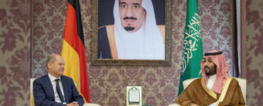 Nemecký kancelár Olaf Scholz (vľavo) a saudskoarabský korunný princ Muhammad bin Salmán počas stretnutia v meste Džidda v sobotu 24. septembra 2022.