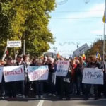 Pohľad na protestujúcich s protivládnymi transparentmi v metropole Moldavska.