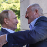 Vľavo Vladimir Putin a Alexander Lukašenko sa objímajú počas stretnutia v rezidencii Bočarov Ručei v čiernomorskom letovisku Soči 26. septembra 2022.