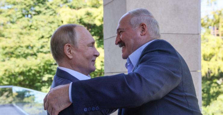 Vľavo Vladimir Putin a Alexander Lukašenko sa objímajú počas stretnutia v rezidencii Bočarov Ručei v čiernomorskom letovisku Soči 26. septembra 2022.