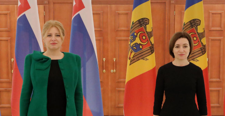 Zuzana Čaputová (vľavo) a moldavská prezidentka Maia Sanduová počas stretnutia 30. marca 2022 v Kišiňove.