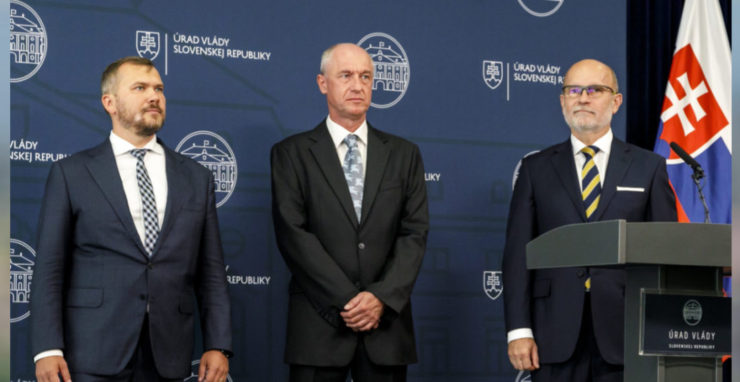 Noví ministri: Zľava Viliam Karas (spravodlivosť), Karel Hirman (hospodárstvo) a Rastislav Káčer (zahraničie).