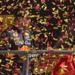 Max Verstappen z tímu Red Bull strieka šampanské na pódiu po víťazstve vo Veľkej cene Talianska F1 na okruhu v Monze 11. septembra 2022.