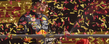 Max Verstappen z tímu Red Bull strieka šampanské na pódiu po víťazstve vo Veľkej cene Talianska F1 na okruhu v Monze 11. septembra 2022.