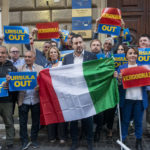 Šéf talianskej krajne pravicovej populistickej strany Liga severu (LN) Matteo Salvini (uprostred) drží taliansku vlajku a jeho priaznivci transparenty s nápisom "Ursula odstúp, hanba ti" počas protestu pred sídlom Európskej komisie v Ríme v piatok 23. septembra 2022.