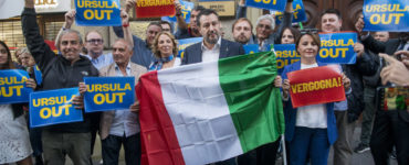 Šéf talianskej krajne pravicovej populistickej strany Liga severu (LN) Matteo Salvini (uprostred) drží taliansku vlajku a jeho priaznivci transparenty s nápisom "Ursula odstúp, hanba ti" počas protestu pred sídlom Európskej komisie v Ríme v piatok 23. septembra 2022.