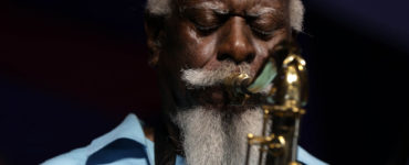 Na archívnej snímke z 2. mája 2014 americký jazzový saxofonista Pharoah Sanders.