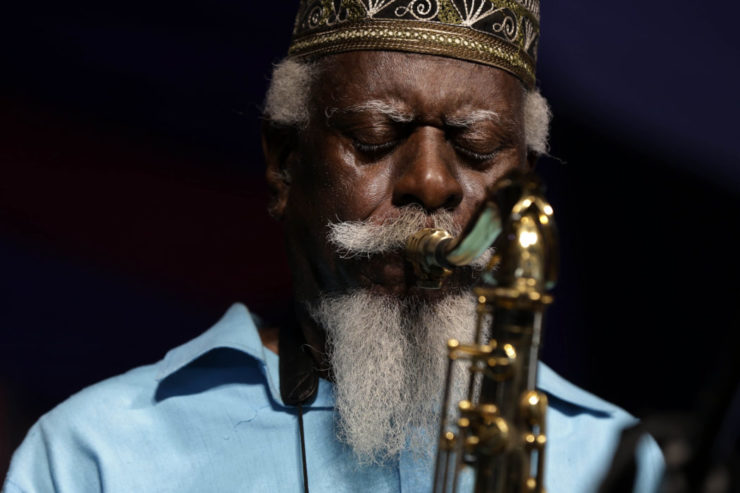 Na archívnej snímke z 2. mája 2014 americký jazzový saxofonista Pharoah Sanders.