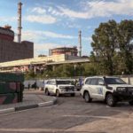 Autá s členmi Medzinárodnej organizácie pre atómovú energiu (MAAE) odchádzajú po návšteve Záporožskej atómovej elektrárni (ZAES) na juhu Ukrajiny 1. septembra 2022 v Záporoží.