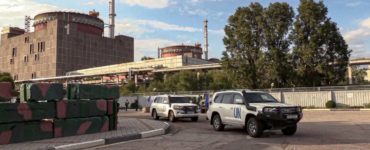 Autá s členmi Medzinárodnej organizácie pre atómovú energiu (MAAE) odchádzajú po návšteve Záporožskej atómovej elektrárni (ZAES) na juhu Ukrajiny 1. septembra 2022 v Záporoží.