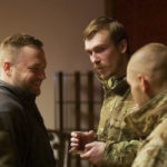 Na snímke ukrajinský minister vnútra Denys Monastyrskyj (druhý vľavo) sa rozpráva s bojovníkom pluku Azov.