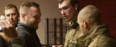 Na snímke ukrajinský minister vnútra Denys Monastyrskyj (druhý vľavo) sa rozpráva s bojovníkom pluku Azov.