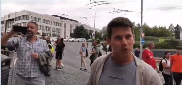 Na videosnímke mladík, ktorý o sebe tvrdil, že je Rus, ale je za Ukrajinu.