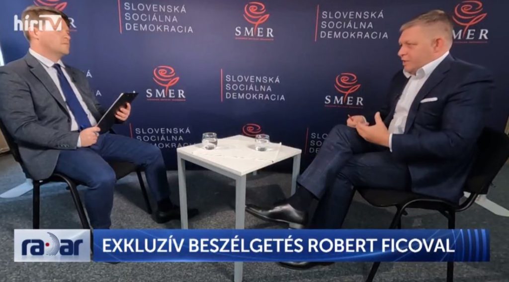 Robert Fico počas rozhovoru s redaktorom maďarskej spravodajskej stanice Hír TV. 