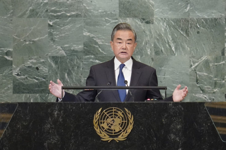 Čínsky minister zahraničných vecí Wang I počas prejavu na 77. Valnom zhromaždení OSN v New Yorku v sobotu 24. septembra 2022.