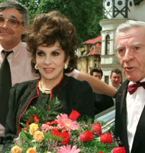 Medzinárodný filmový festival ART FILM v Trenčianskych Tepliciach navštívila 26. júna 1996 aj slávna talianska herečka Gina Lollobrigida, na snímke v sprievode Jozefa Krónera (vpravo) a riaditeľa festivalu Petra Hledíka