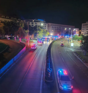 Na bratislavskej Zochovej ulici narazilo auto do zastávky MHD.