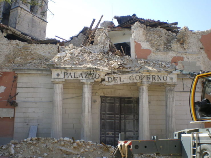 L'Aquila, Abruzzo, Taliansko. Vládny úrad takto zdevastovalo zemetrasenie v roku 2009.