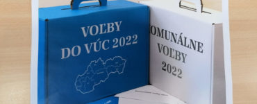 Na ilustračnej snímke volebná urna pre voľby do VÚC (vľavo) a vpravo volebná urna pre komunálne voľby.
