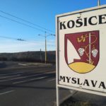 Na ilustračnej snímke tabuľa s nápisom a erbom košickej mestskej časti Myslava.