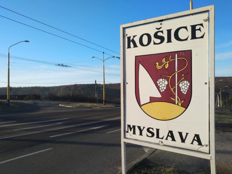 Na ilustračnej snímke tabuľa s nápisom a erbom košickej mestskej časti Myslava.