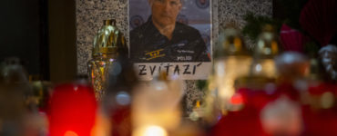 Na snímke fotografia a zapálené sviečky pred Prezídiom Policajného zboru na Račianskej ulici v Bratislave na počesť zosnulého bývalého policajného prezidenta Milana Lučanského 3. januára 2021. Lučanský zomrel v stredu 30. decembra 2020.