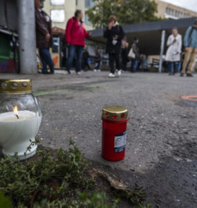 Horiace sviečky na zastávke MHD Zochova v v centre Bratislavy na pamiatku obetí nedeľnej tragickej dopravnej nehody.