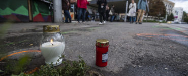 Horiace sviečky na zastávke MHD Zochova v v centre Bratislavy na pamiatku obetí nedeľnej tragickej dopravnej nehody.